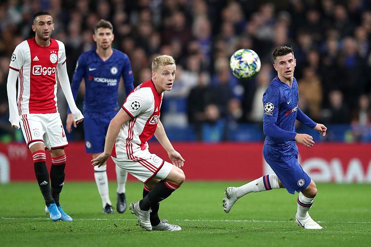 阿贾克斯欧冠征途：从深渊到曙光，绝境中绽放光芒